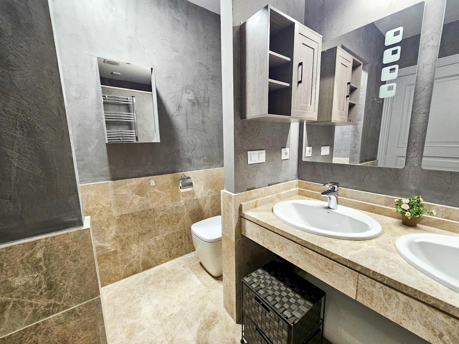 Pass The Keys Spacious 4-bed With Jacuzzi Bbq Holiday home *