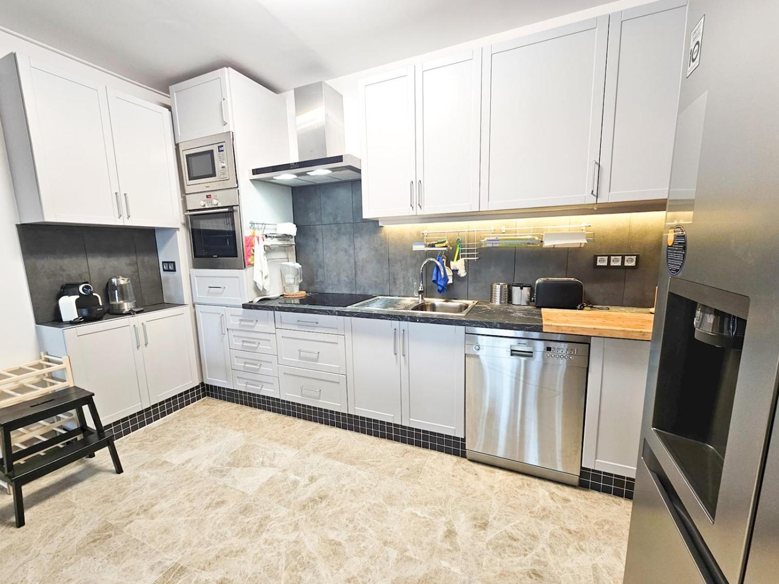 Pass The Keys Spacious 4-bed With Jacuzzi Bbq Holiday home *