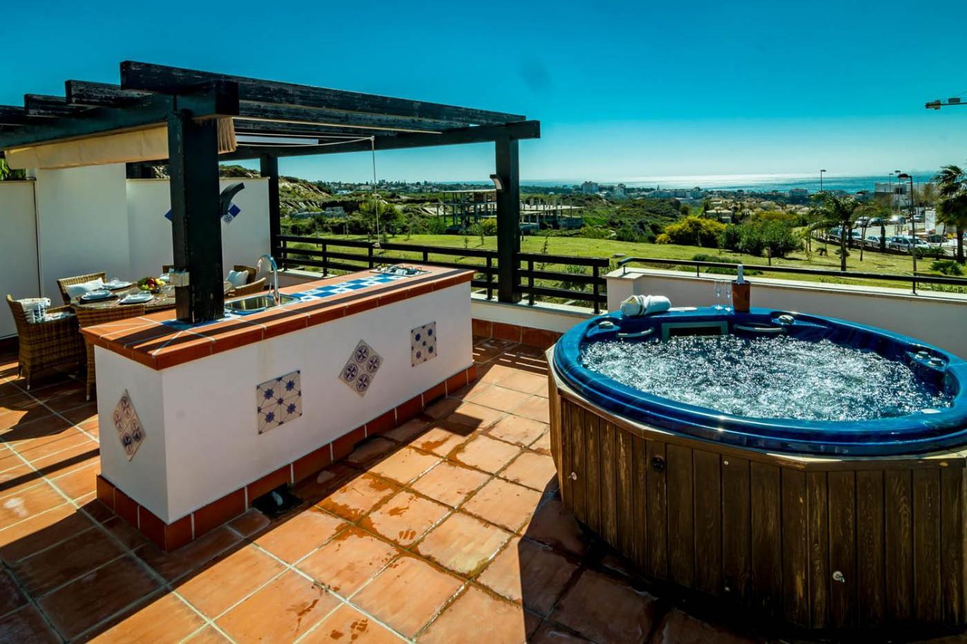 Holiday home Pass The Keys Spacious 4-bed With Jacuzzi Bbq *